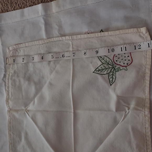 Vintage Handmade Embroidered Strawberry Design Table Cloth With 2 Napkins Set - Picture 8 of 12